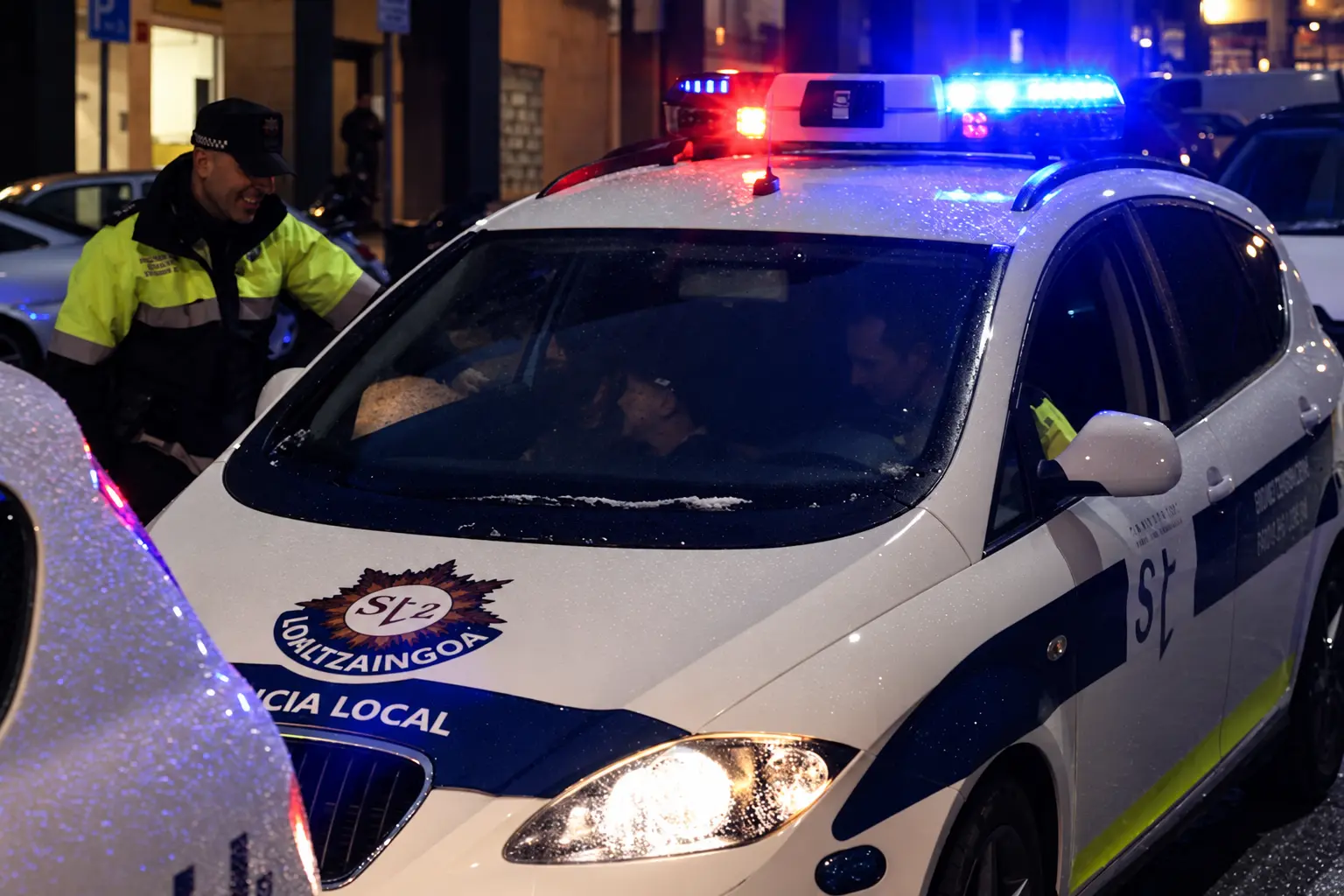 Vehículo de la Policía Local de Santurtzi con las luces activadas durante la acción solidaria organizada por HASTEN