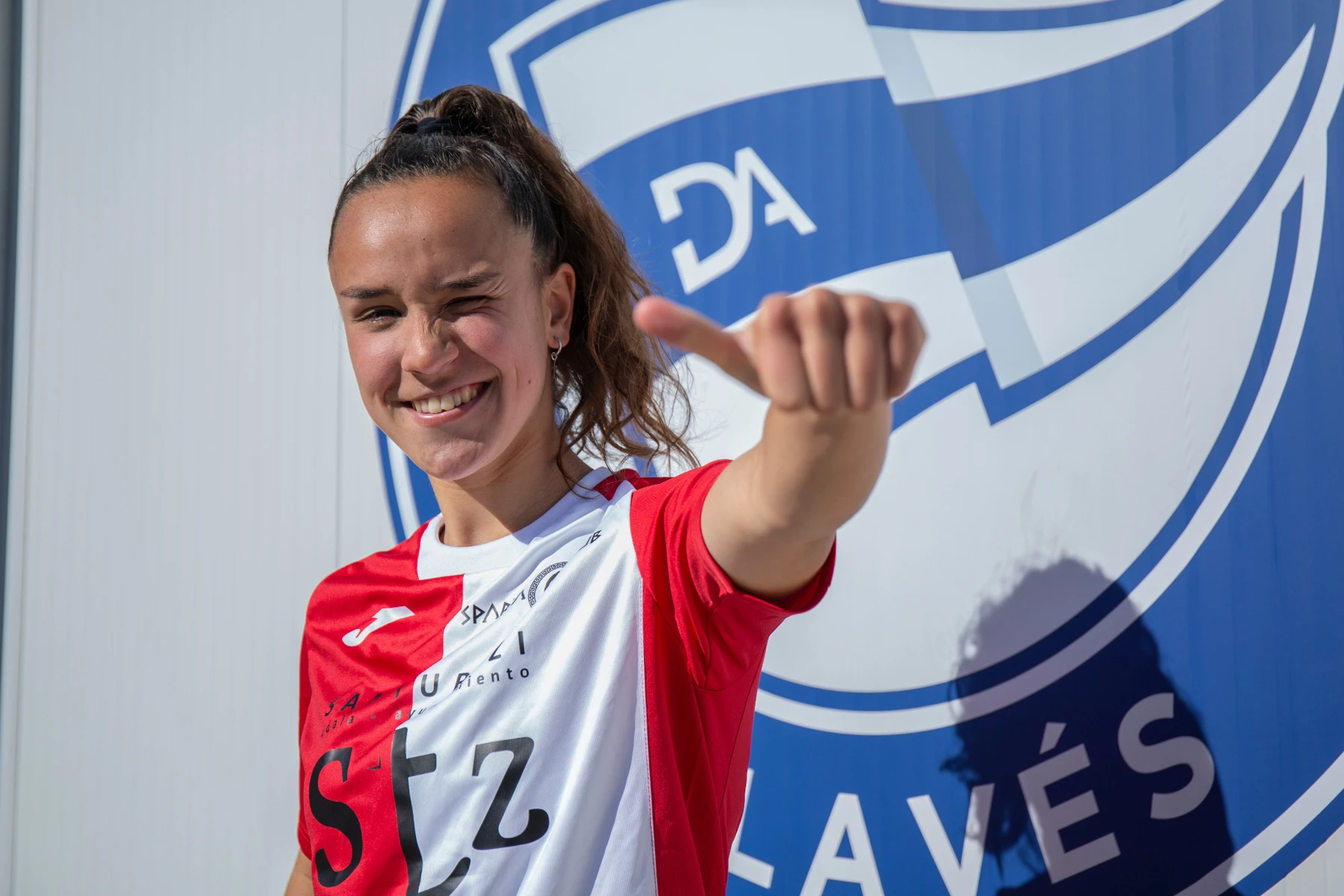 Nerea Nevado con la camiseta del centenario del Sparta Club
